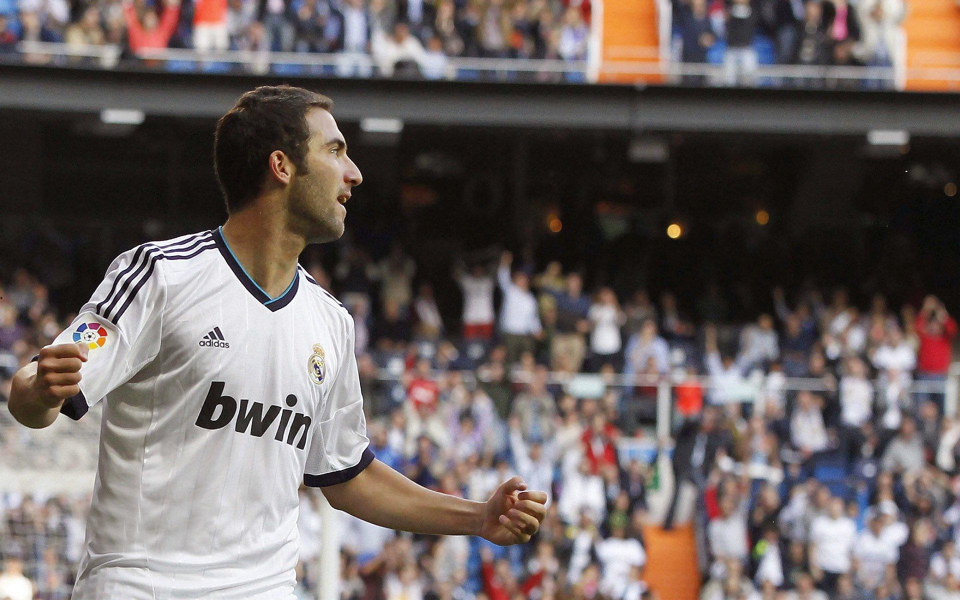 拜仁锁定防线强援！罗马诺爆料，南大王与约纳坦-塔深入谈判 三年合约静待球员点头